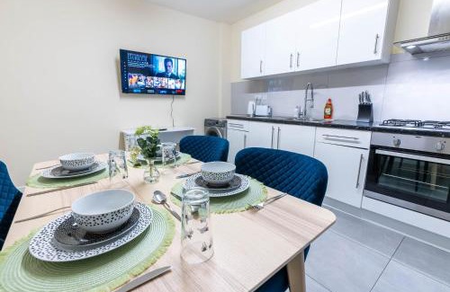 Luton House | 3 bedroom House for Contractors,Workers,Relocation,Insurance,Family, Free Parking, Ashburnham 1