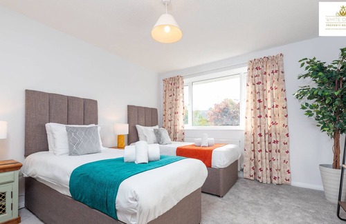Shephall House | 3 Bedroom House Free Paring & Wi-fi Stevenage Welcome Families & Contractors