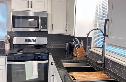 Carnegie House | 3-bedroom house in enjoyable Carnegie with AC, WiFi