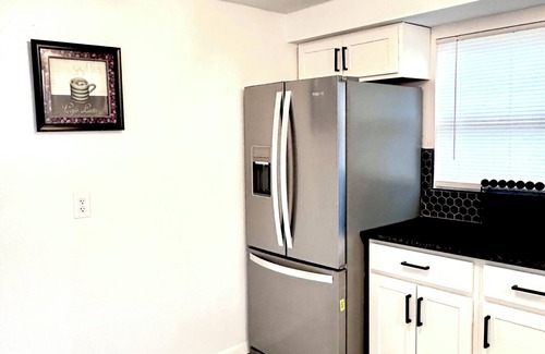 Carnegie House | 3-bedroom house in enjoyable Carnegie with AC, WiFi