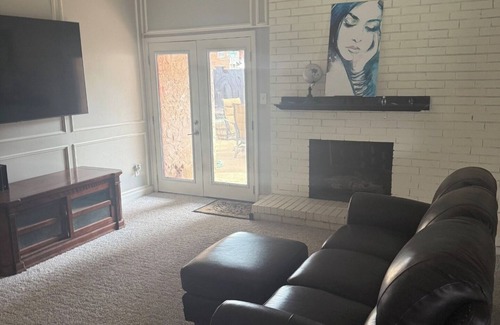 Cowley House | 3-bedroom house in Plano with Coy pond , fitness equipment ,