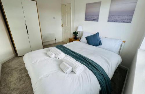 Acresford House | 3 Bedroom House Sleeps 6 Free On-Street Parking