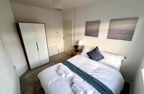 Acresford House | 3 Bedroom House Sleeps 6 Free On-Street Parking