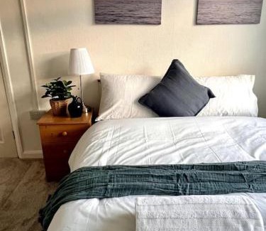 Acresford House | 3 Bedroom House Sleeps 6 Free On-Street Parking