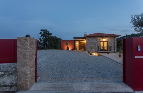 Medelo House | 3-BEDROOM HOUSE (TIN SPACE)