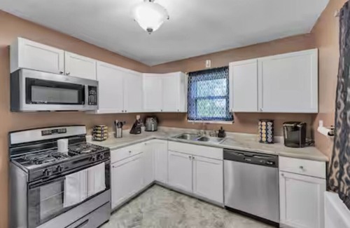 Rockford House | 3 bedroom house with PRIVATE MOVIE THEATER, MASSAGE RECLINERS AND SHADED BALCONY