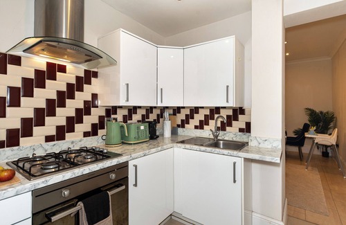 Loxford Apartment | 3-Bedroom Ilford House w/Private Garden & FREE Parking - East London, Stratford