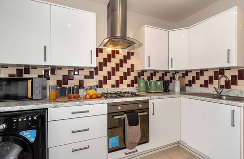 Loxford Apartment | 3-Bedroom Ilford House w/Private Garden & FREE Parking - East London, Stratford