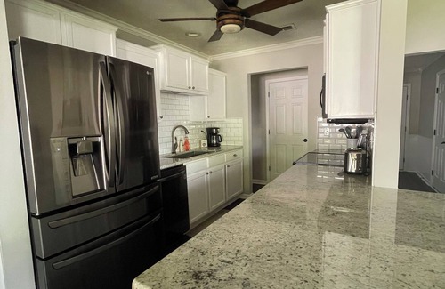 Lexington House | 3-bedroom King Suite Garage with WiFi