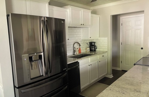 Lexington House | 3-bedroom King Suite Garage with WiFi