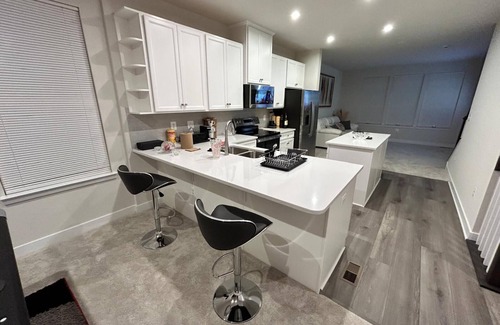 Glen Burnie House | 3-bedroom luxury vacation townhome in charming Glen Burnie with WiFi, AC