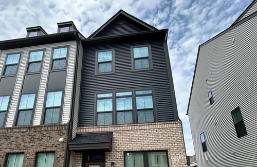 Glen Burnie House | 3-bedroom luxury vacation townhome in charming Glen Burnie with WiFi, AC