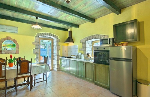 Brecevici House | 3 bedroom nice home in Tinjan