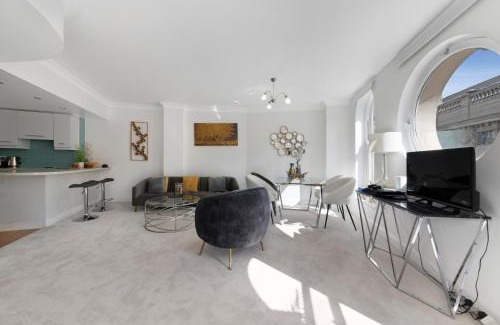 London City Centre Apartment | 3 Bedroom Penthouse with Roof Terrace in Covent Garden