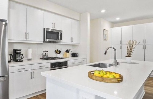 Chino Apartment | 3 Bedroom Single family L-457398 by Houzlet