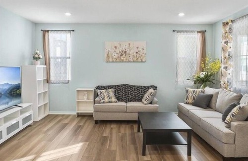 Chino Apartment | 3 Bedroom Single family L-457398 by Houzlet