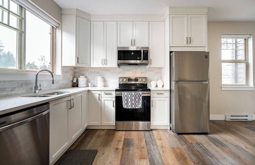 Abbotsford House | 3-bedroom townhome in lovely Abbotsford with WiFi, AC