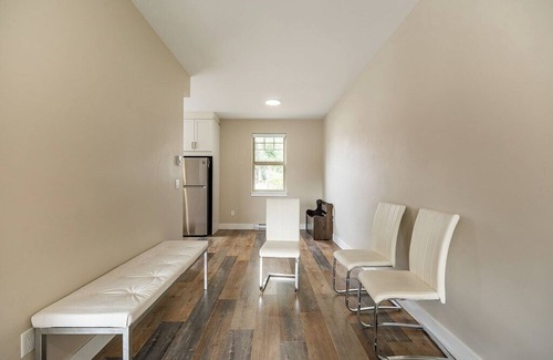 Abbotsford House | 3-bedroom townhome in lovely Abbotsford with WiFi, AC