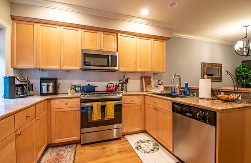 Minor House | 3 Bedroom Townhouse Downtown w/Private Backyard