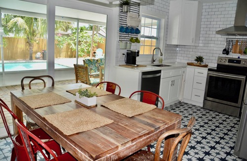 Vetter Isles Estates House | 3-bedroom tropical pool house,Near Cruise Terminals, Beaches, Disney, KSC