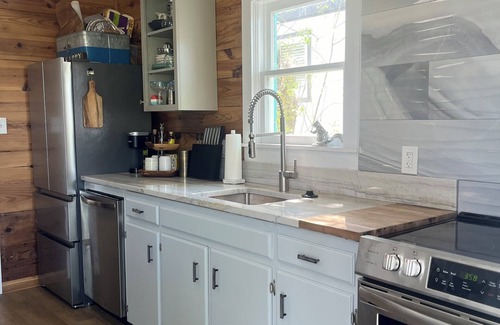 Long Mott House | 3-bedroom updated fishing cabin on the bay in Seadrift with WiFi & Central AC