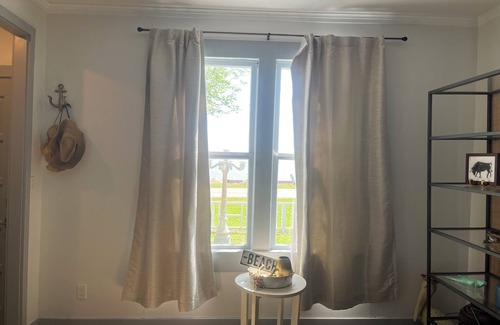 Long Mott House | 3-bedroom updated fishing cabin on the bay in Seadrift with WiFi & Central AC