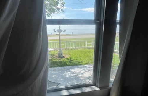 Long Mott House | 3-bedroom updated fishing cabin on the bay in Seadrift with WiFi & Central AC