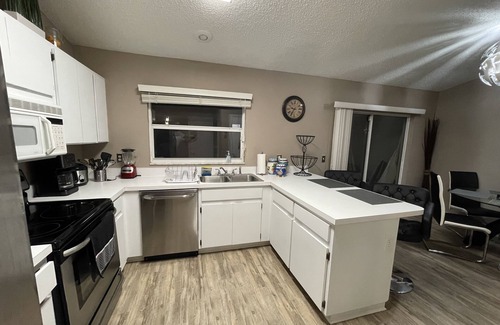 Carrollwood House | 3-bedroom vacation home 10 minutes from Raymond James Stadium