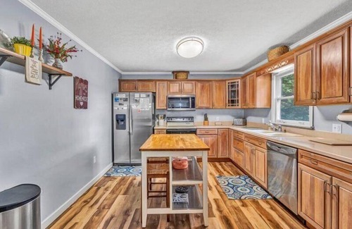 Huddleston House | 3 Bedrooms, 1 Flex Room, 3 Bathrooms! Great Dock! 2 Kayaks, Canoe & Paddleboard! Pet Friendly! Come