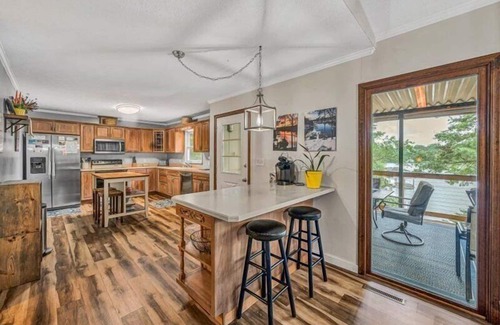 Huddleston House | 3 Bedrooms, 1 Flex Room, 3 Bathrooms! Great Dock! 2 Kayaks, Canoe & Paddleboard! Pet Friendly! Come