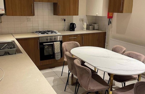 Turkey Street House | 3 Bedrooms - 6 Guests - Parking - Fireplace - Bbq