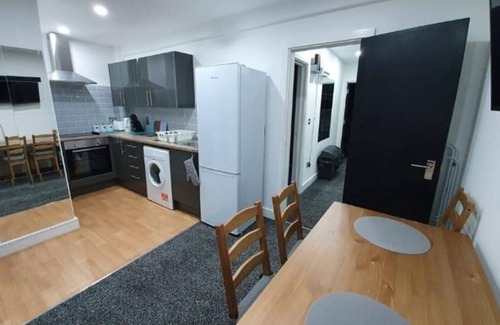 Roath Apartment | 3 Bedrooms Apartments Near Town Center