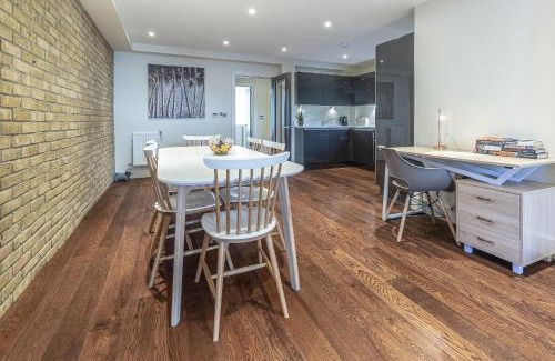 Canning Town South Apartment | 3 Bedrooms Close to Canning Town & ExCel London