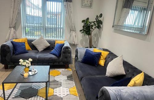 Leicester House | 3 Bedrooms homely House sleeps seven comfortably with three double beds and one single bed Free parking on private drive for upto 3 cars vans For business travellers contractors and holiday goers Near all major transport links