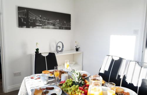 Leicester House | 3 Bedrooms homely House sleeps seven comfortably with three double beds and one single bed Free parking on private drive for upto 3 cars vans For business travellers contractors and holiday goers Near all major transport links
