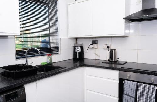 Leicester House | 3 Bedrooms homely House sleeps seven comfortably with three double beds and one single bed Free parking on private drive for upto 3 cars vans For business travellers contractors and holiday goers Near all major transport links
