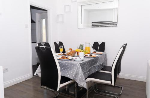 Leicester House | 3 Bedrooms homely House sleeps seven comfortably with three double beds and one single bed Free parking on private drive for upto 3 cars vans For business travellers contractors and holiday goers Near all major transport links