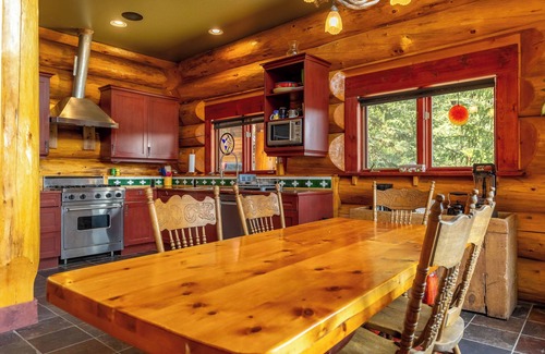 East Kootenay House | 3 Bedrooms l Sleeps 9 Adults l Rosen Lake