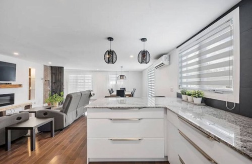 Bellefeuille House | 3 bedrooms, Modern, Free Parking, FAST WI-FIn