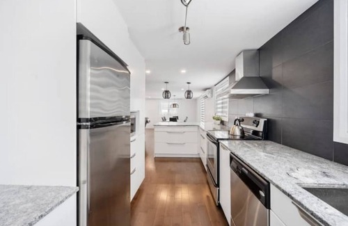 Bellefeuille House | 3 bedrooms, Modern, Free Parking, FAST WI-FIn