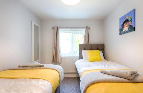 Landore Apartment | 3 Bedrooms, Parking, Courtyard, Tv's in all rooms!