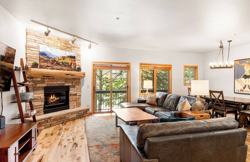 Four O'Clock Condo | 3 blocks to Main, Ski or Hike In/Out