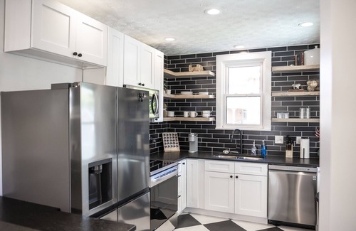 Hilliard House | 3 BR cozy + renovated walkable downtown stay