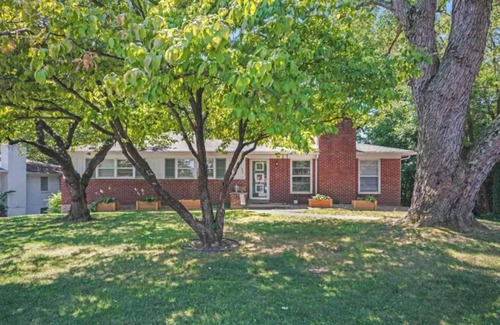 Bashford Manor House | 3-BR First Floor Home Near Louisville Attractions