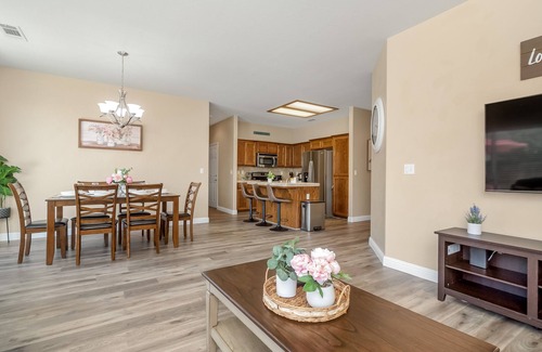 Raisin House | 3 BR Home Near 3 Natn’l Parks & Close to Airport