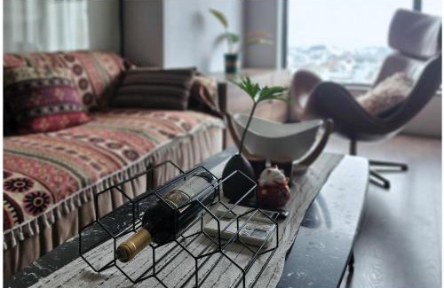 Ba Dinh Apartment | 3 Brs APT- Lake View - Free Laundry - Fast wifi