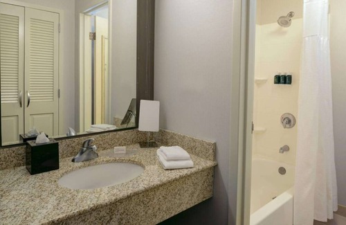South Kansas City Hotel | 3 Comfortable Units With Swimming Pool and Free Parking, Bring Your Pets!