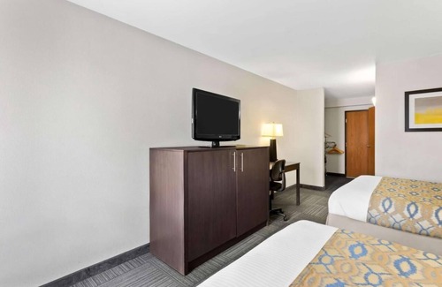 Naperville Hotel | 3 Comfy Units with Easy Access to City, Shops & Restaurants - Free Breakfast!