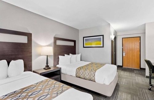 Naperville Hotel | 3 Comfy Units with Easy Access to City, Shops & Restaurants - Free Breakfast!