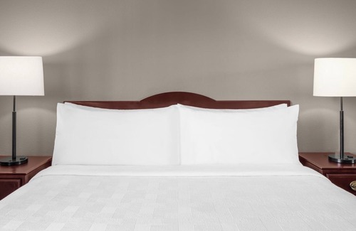 East Lake Hills Hotel | 3 Convenient 1BR Suites w/Kitchen Near Bellevue Arts Museum – Just Minutes Away